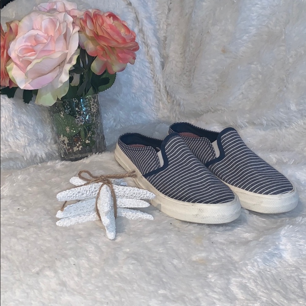 Joe Boxer Slip In Shoes Size 8 Nautical Blue/White - Picture 2 of 3